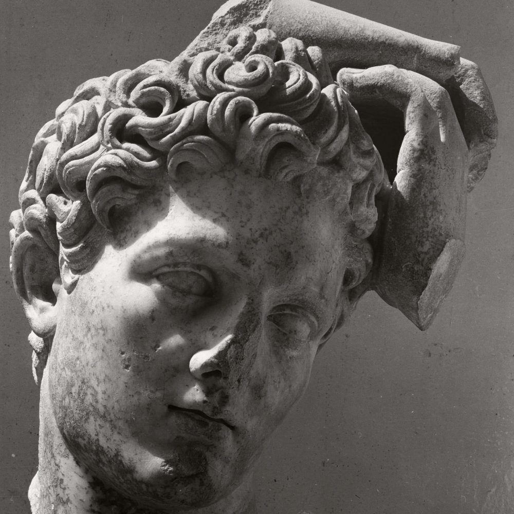 HERBERT LIST<br>"Cabeza de un joven - Museo Nacional"