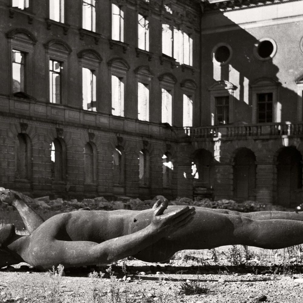 HERBERT LIST<br>" ( Auriga ) de Bernhard Bleeker frente a la Universidad Técnica"