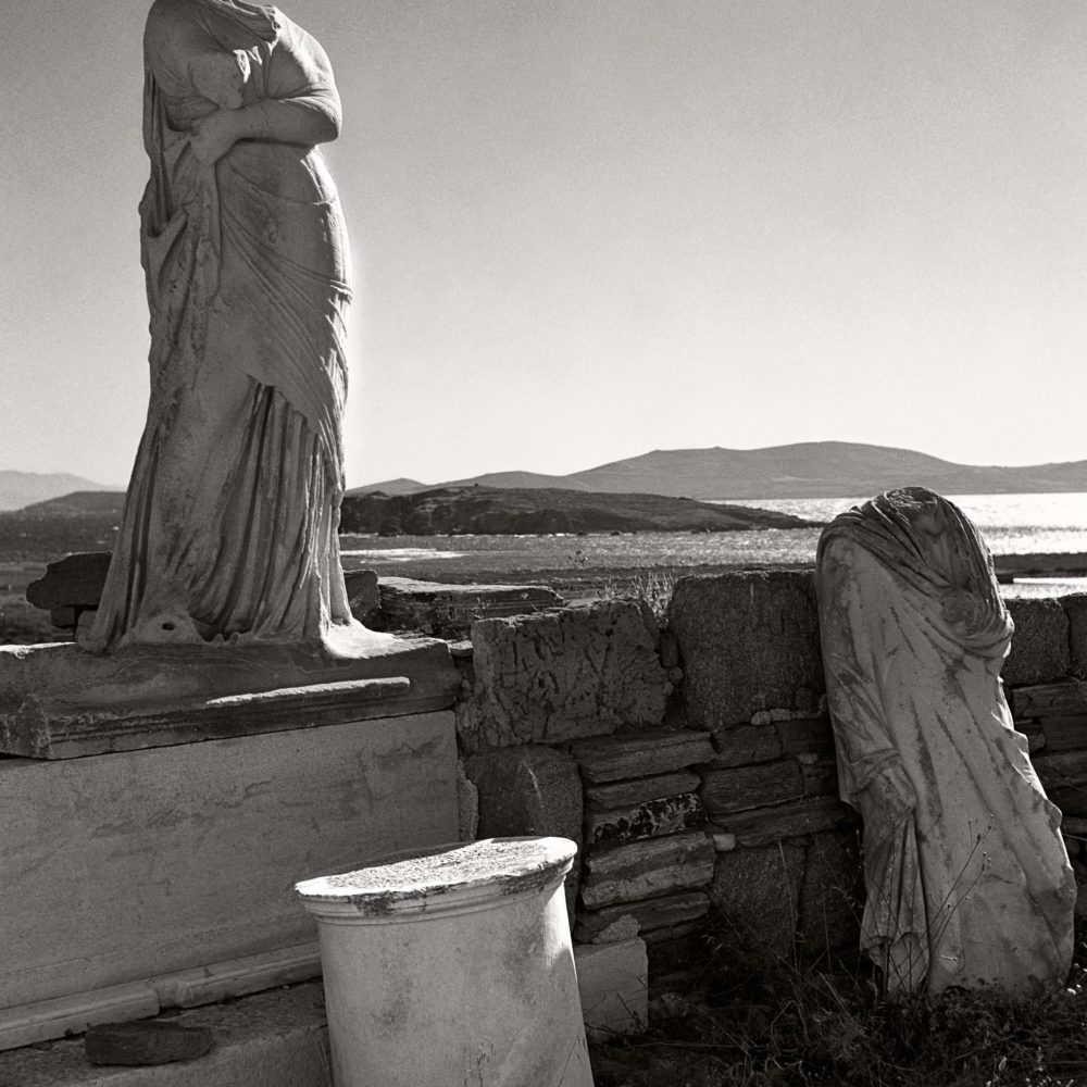 HERBERT LIST<br>"Casa de Cleopatra con las estatuas de Cleopatra y su esposo Dioscórides"