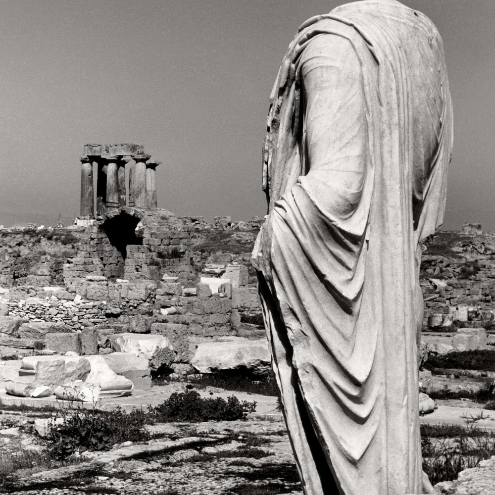 HERBERT LIST<br>"Estatua togada y templo de Apolo en el Acrocorintio"