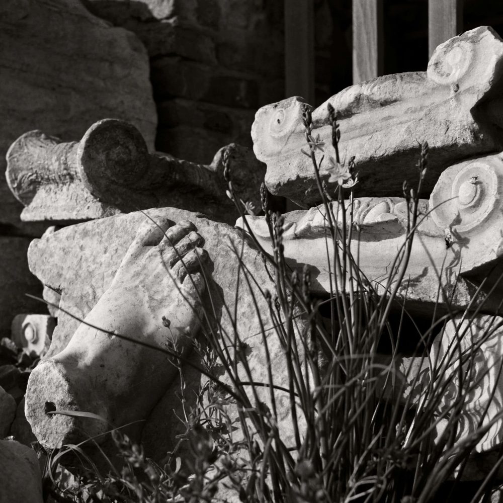 HERBERT LIST<br>"Capiteles jónicos y pie de estatua"