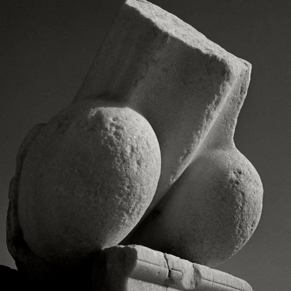 HERBERT LIST<br>"Falo Arcaico - Pilar fálico en el lado sur del templo de Dionisos"