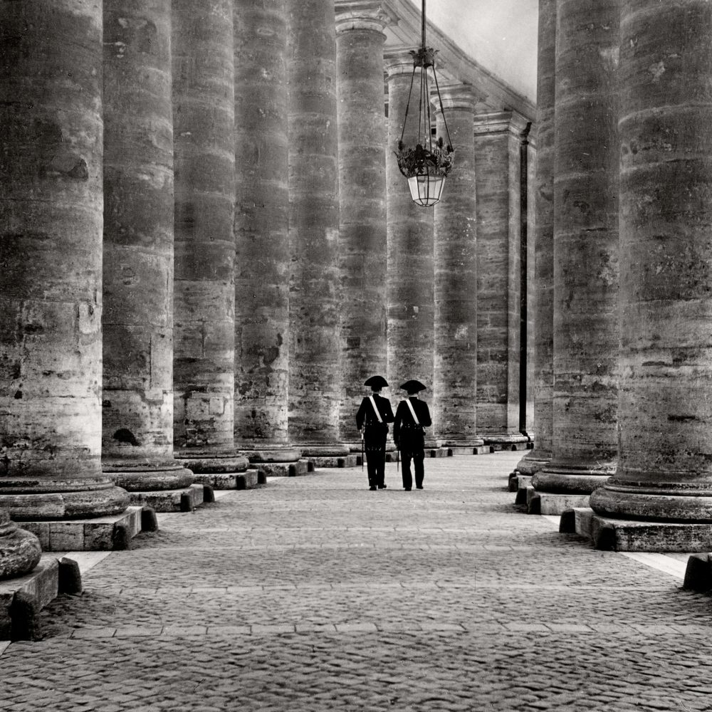 HERBERT LIST<br>"En la columnata de Bernini"