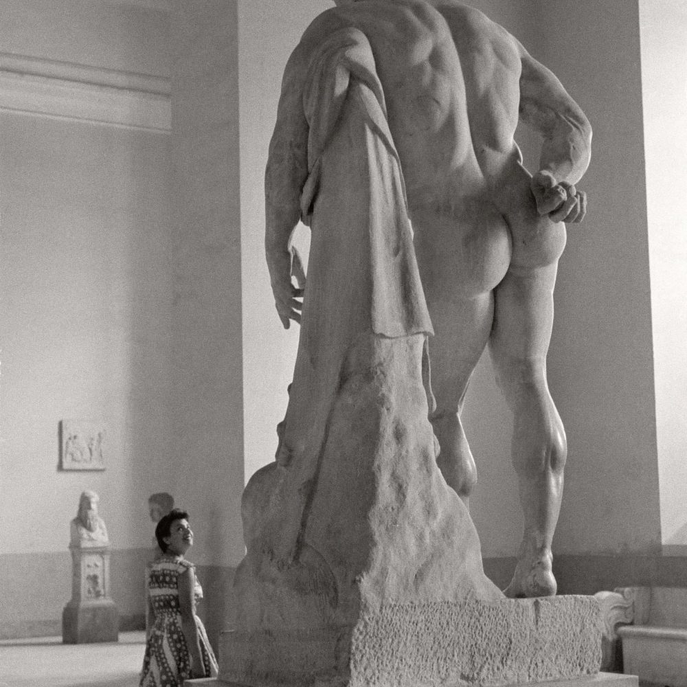 HERBERT LIST<br>"Flirteo con el Hércules Farnesio en el Museo Arqueológico Nacional"