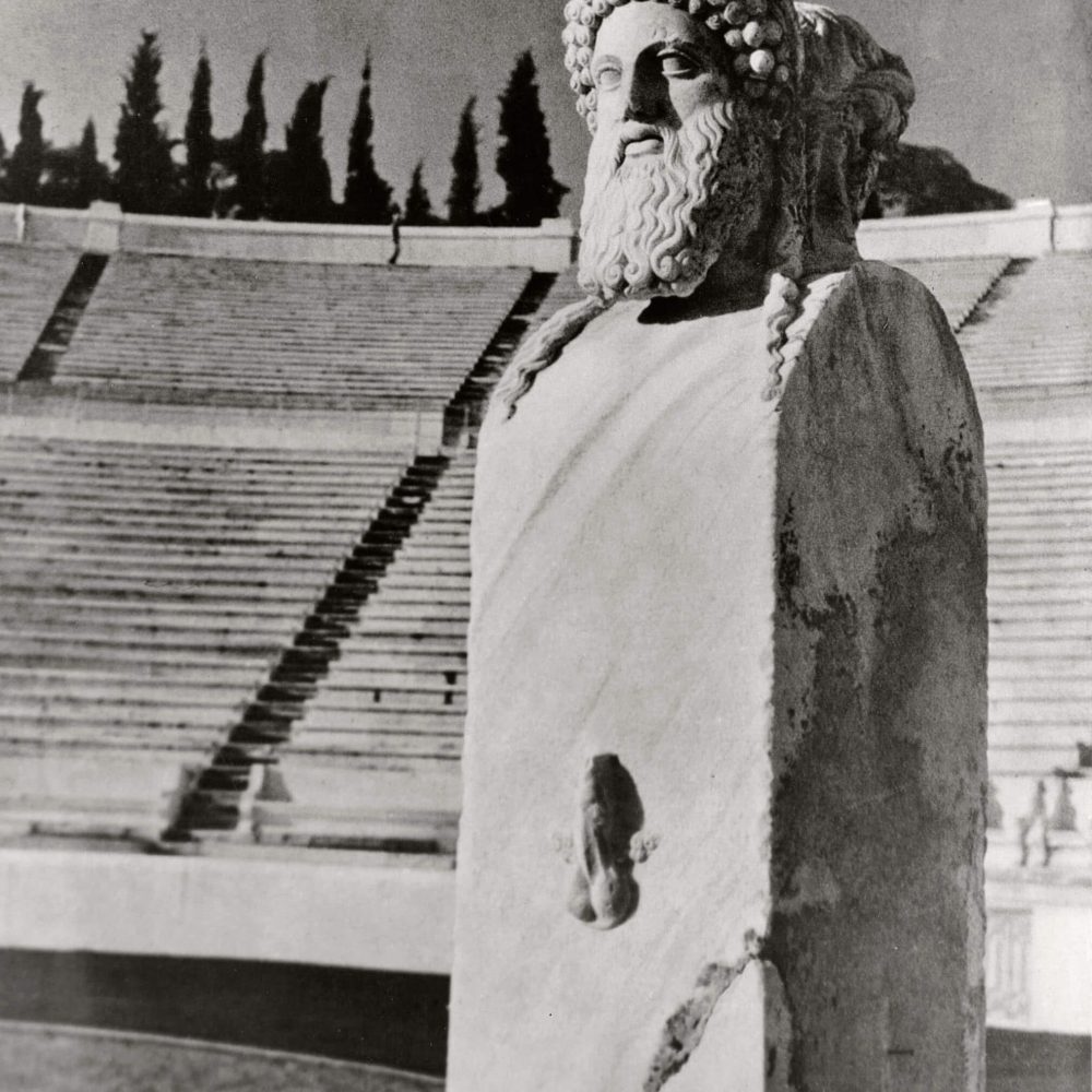 HERBERT LIST<br>"Herma janiforme con cabezas de Hermes y Apolo en el Estadio Panatenaico"