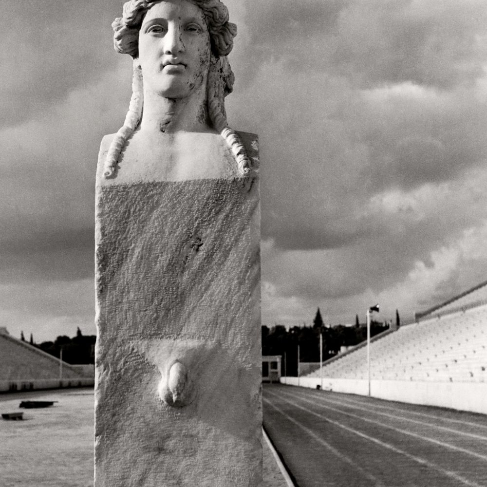 HERBERT LIST<br>"Herma janiforme con cabezas de Hermes y Apolo en el Estadio Panatenaico"