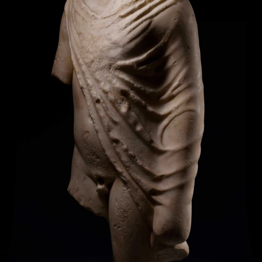 Escultura de Torso de Atleta Romano en Mármol