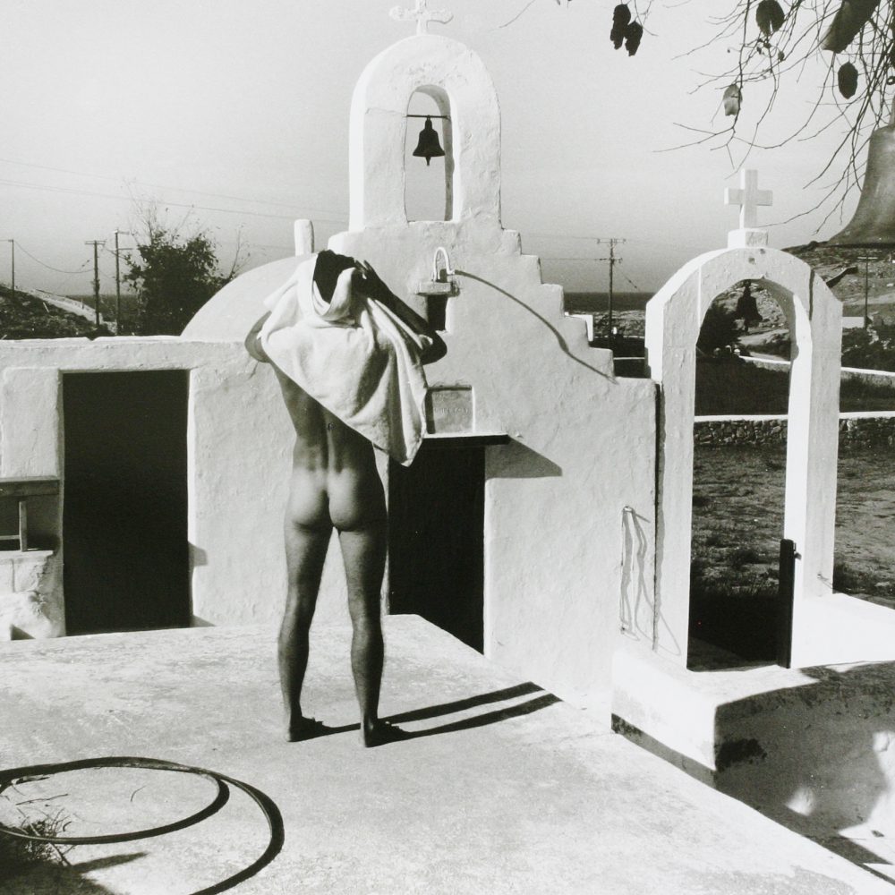 Yves Paradis - Devant la chapelle à Mykonos