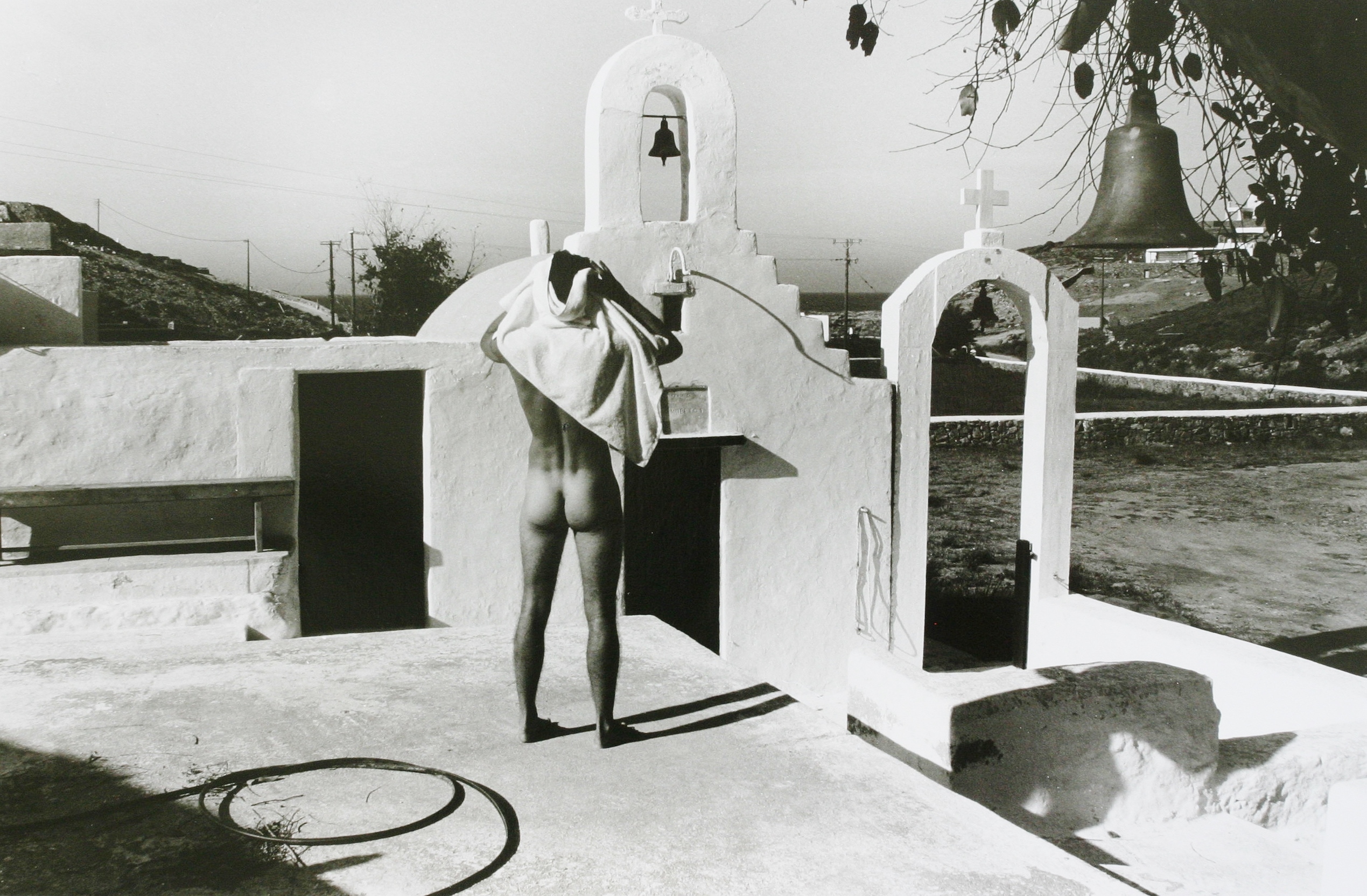 Yves Paradis - Devant la chapelle à Mykonos