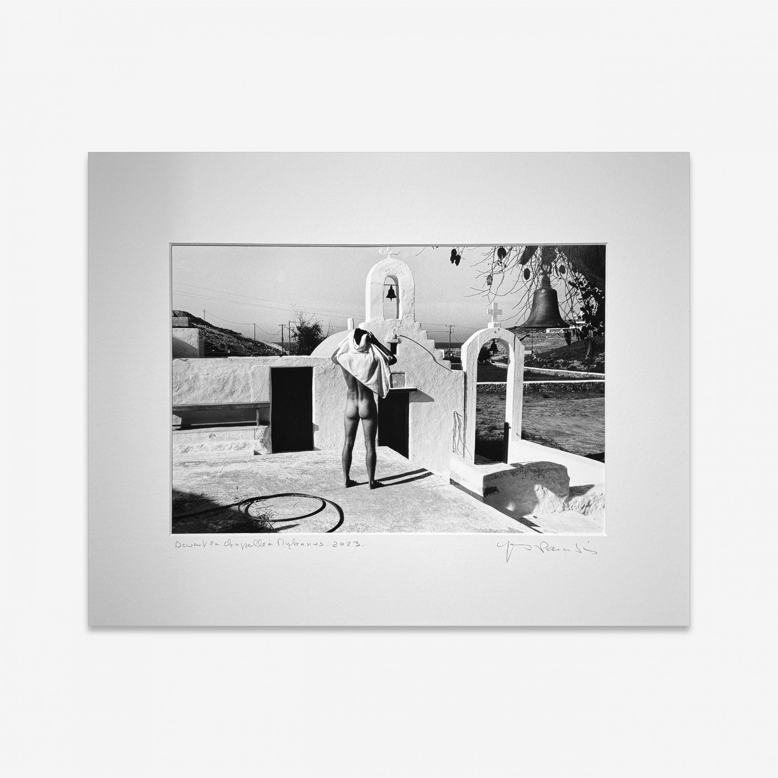 Yves Paradis - Devant la chapelle à Mykonos