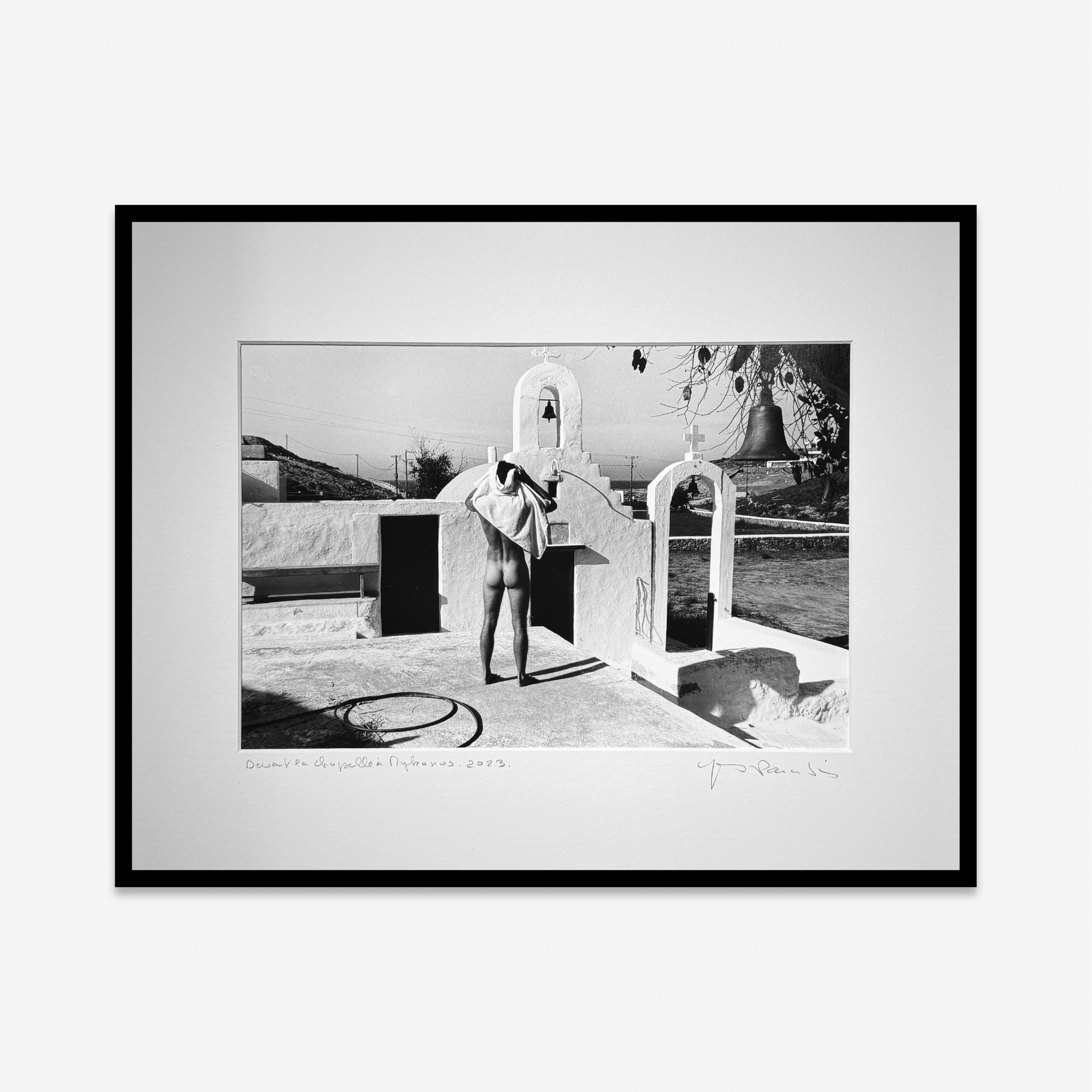 Yves Paradis - Devant la chapelle à Mykonos